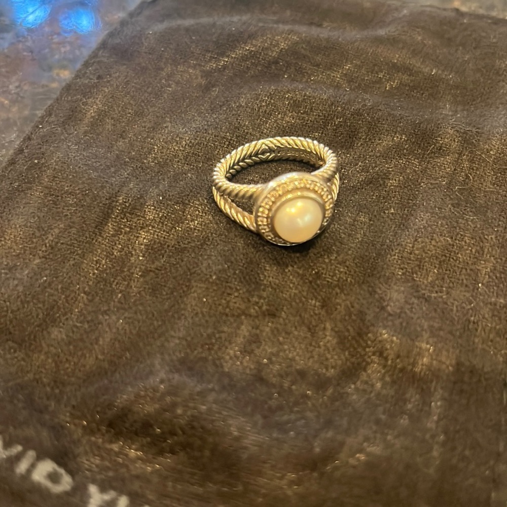 David yurman ring size 7.5. 925 sterling silver with pearl and diamonds. 12 mm